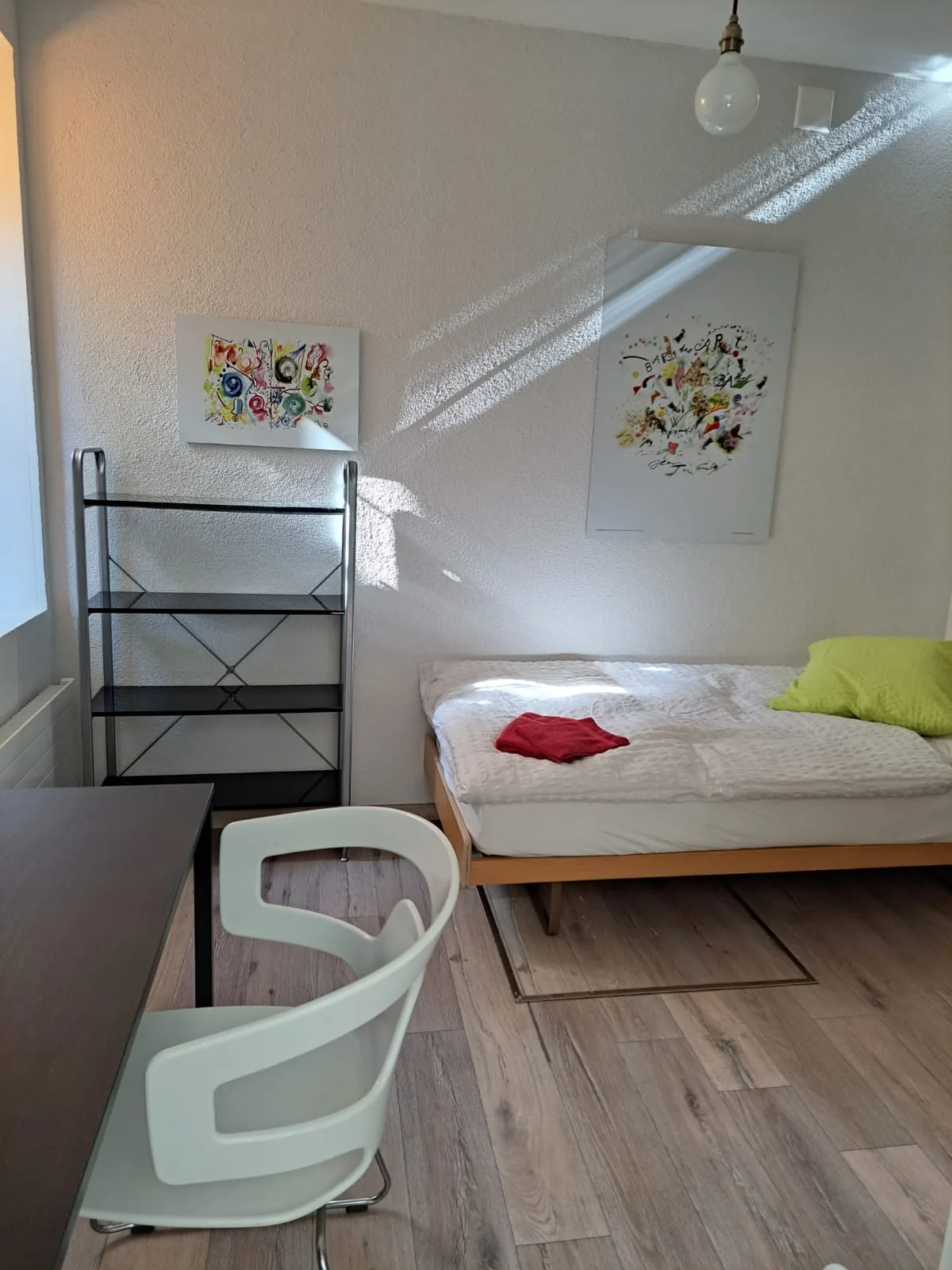 Schlafzimmer Orange – 4-Zimmer Wohnung im Untergeschoss