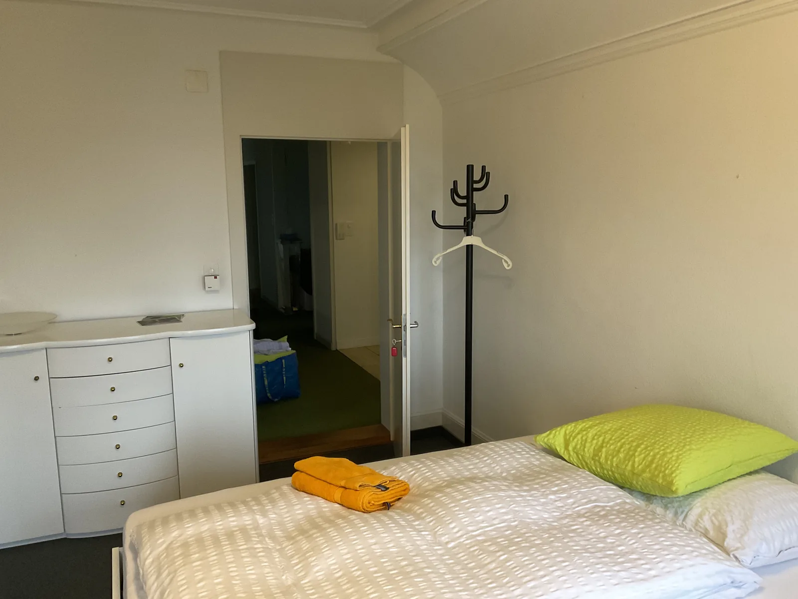 Schlafzimmer Ost – Bett – 6-Zimmer Wohnung im 2. OG (DG)