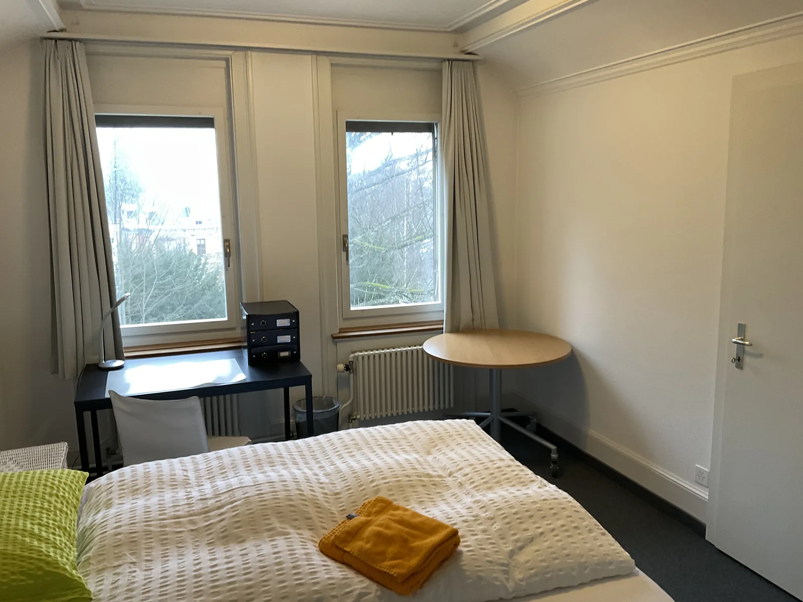 Schlafzimmer Ost – Arbeitsplatz und Fenster – 6-Zimmer Wohnung im 2. OG (DG)