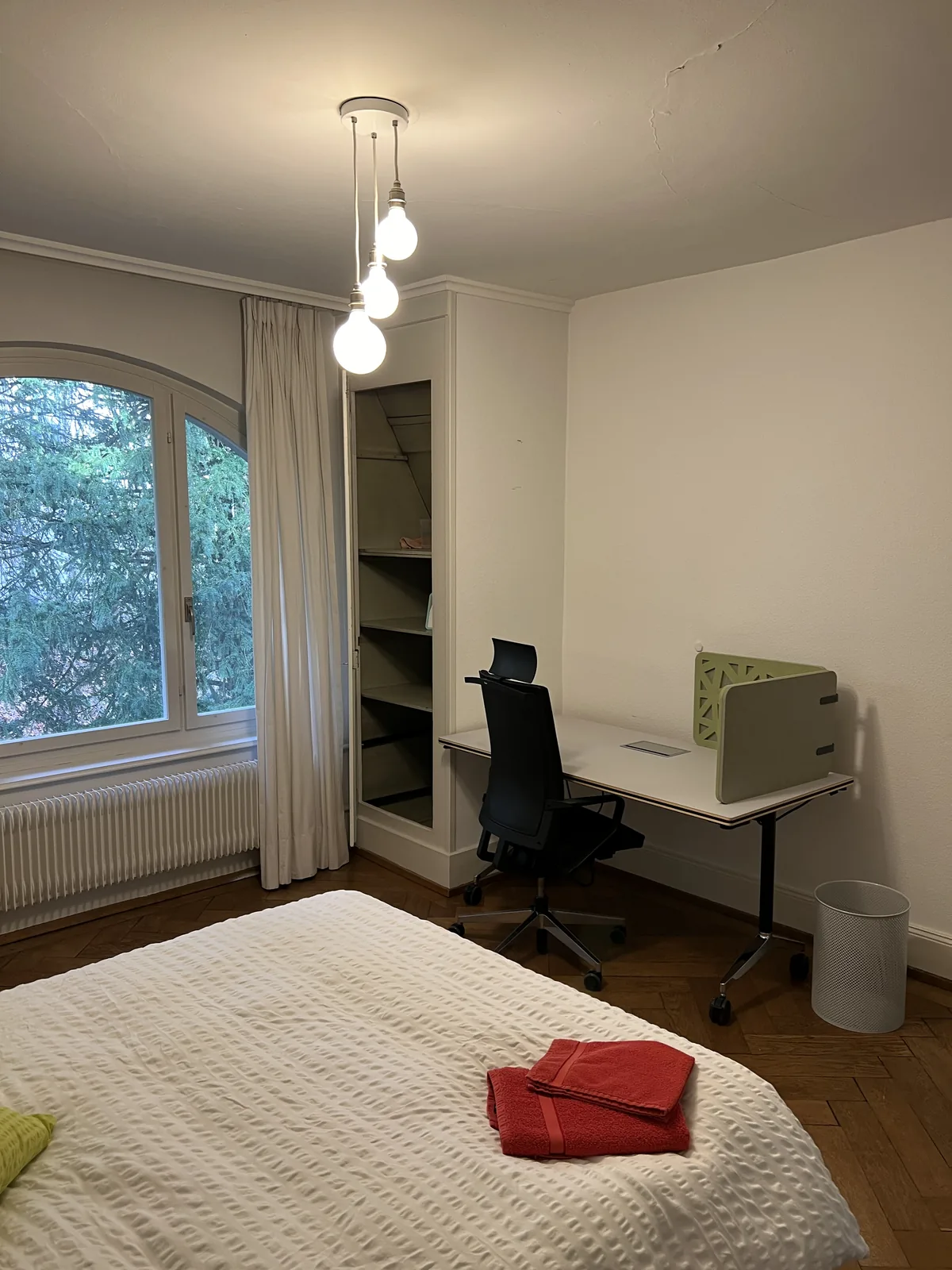 Schlafzimmer Nord – Fenster und Arbeitsbereich – 6-Zimmer Wohnung im 2. OG (DG)