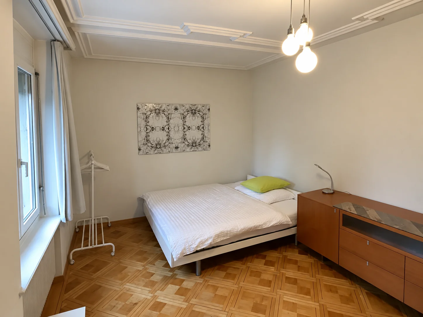 Schlafzimmer West – Bett und Fenster – 6-Zimmer Wohnung im 2. OG (DG)