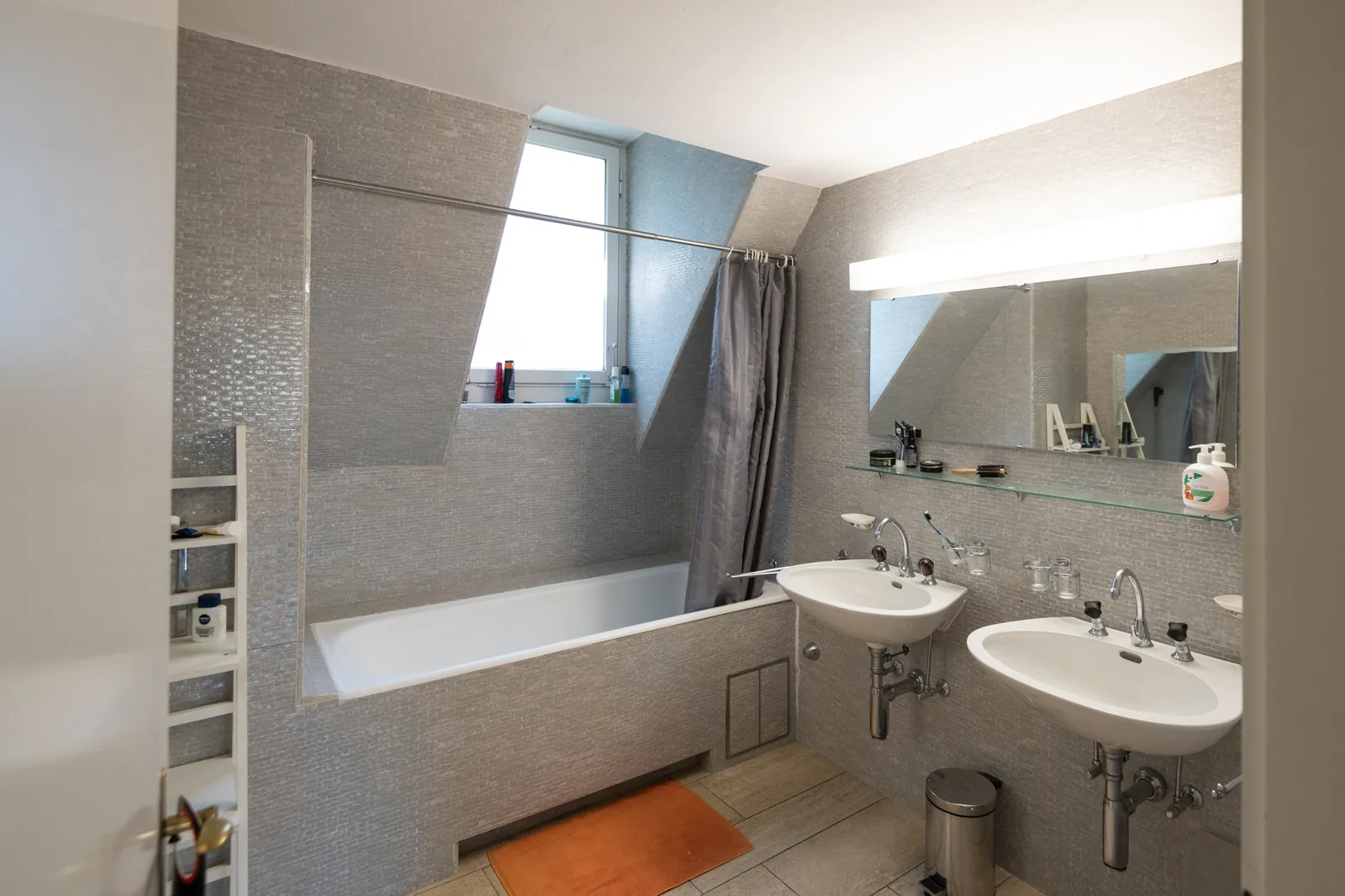 Badezimmer 1 – 6-Zimmer Wohnung im 2. OG (DG)