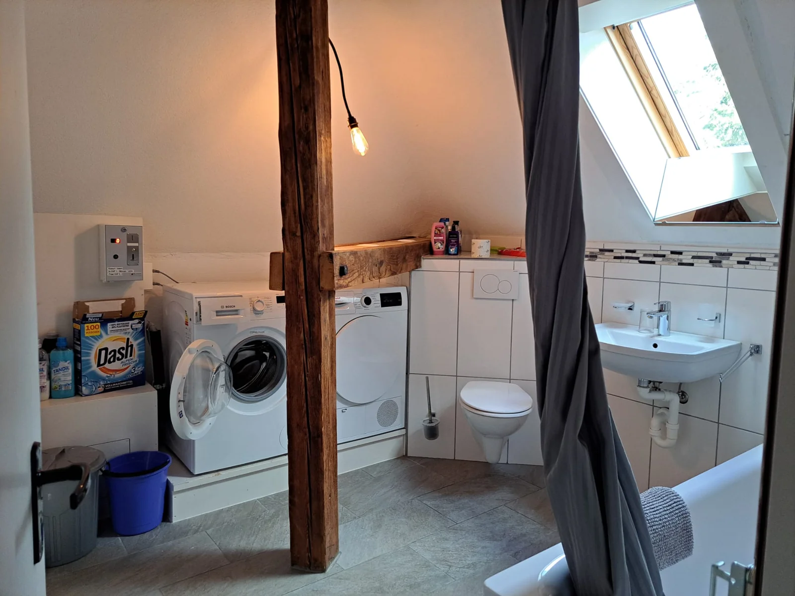 Waschmaschine und Trockner im Badezimmer 2 – 6-Zimmer Wohnung im 2. OG (DG)