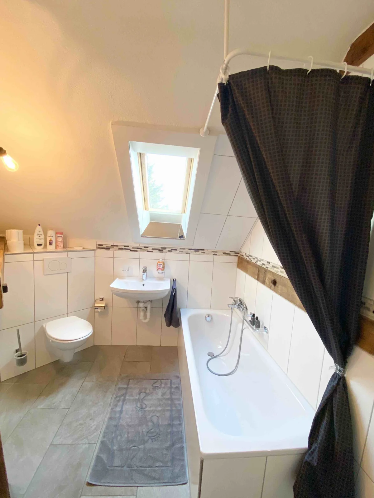 Badezimmer 2 – 6-Zimmer Wohnung im 2. OG (DG)