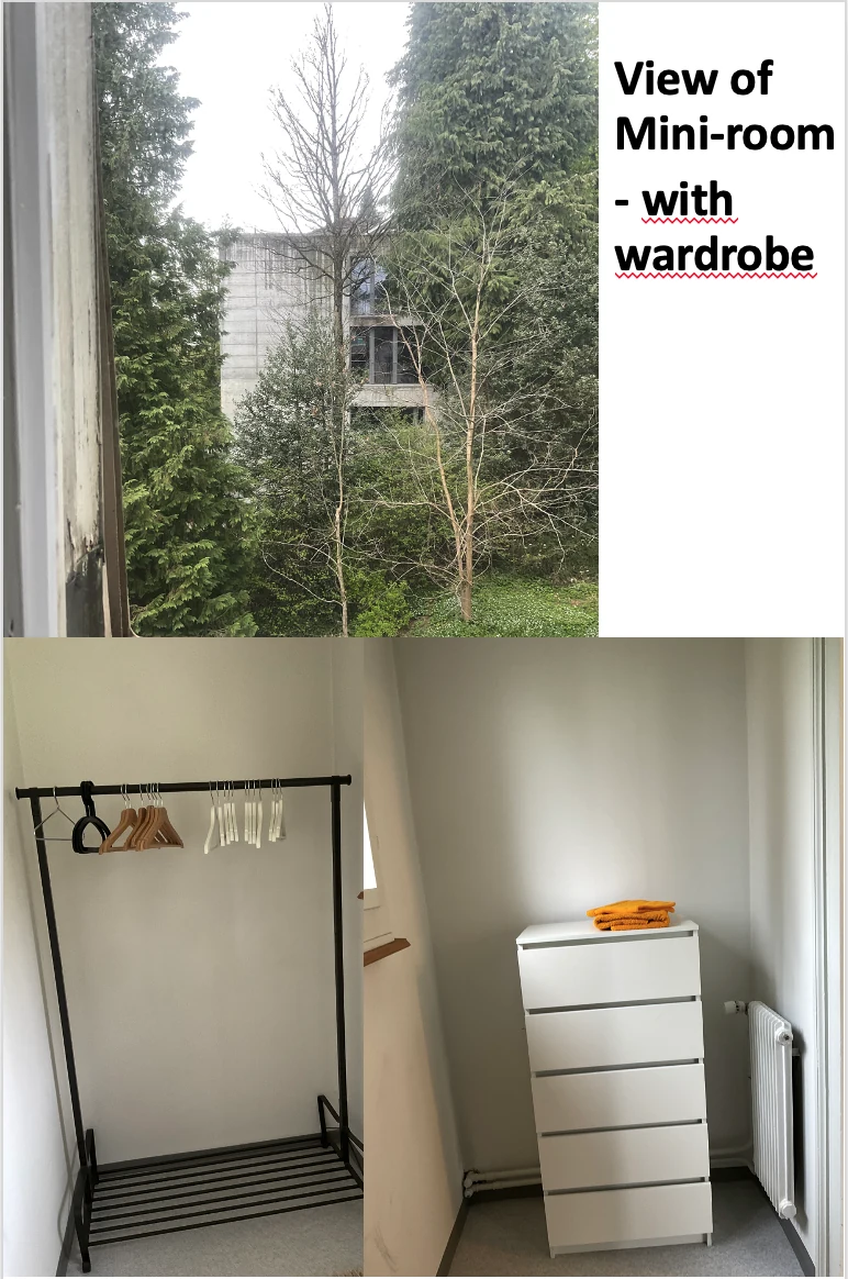 Balkonzimmer Süd – Garderobe in kleinem Nebenraum mit Fenster, Kleiderständer und Kommode
