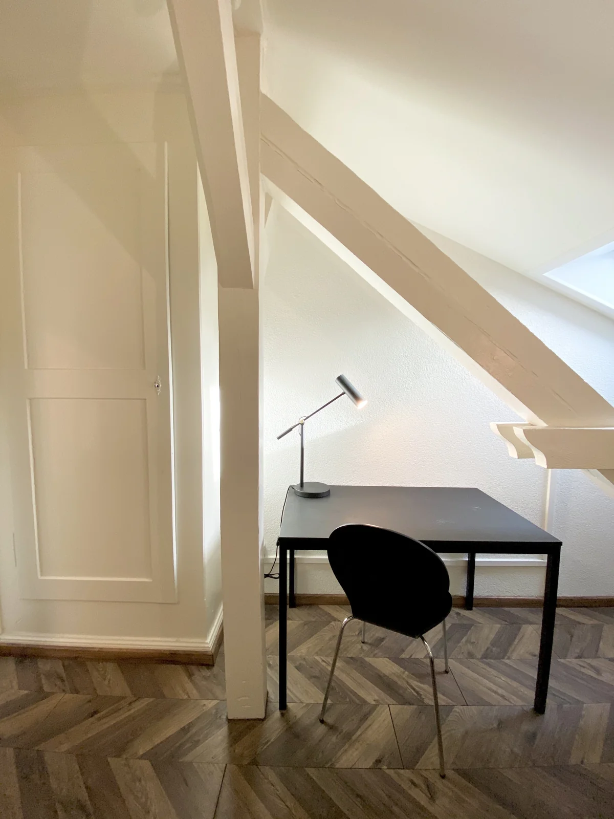 Dachfensterzimmer Süd – Schreibtisch mit Stuhl und Lampe