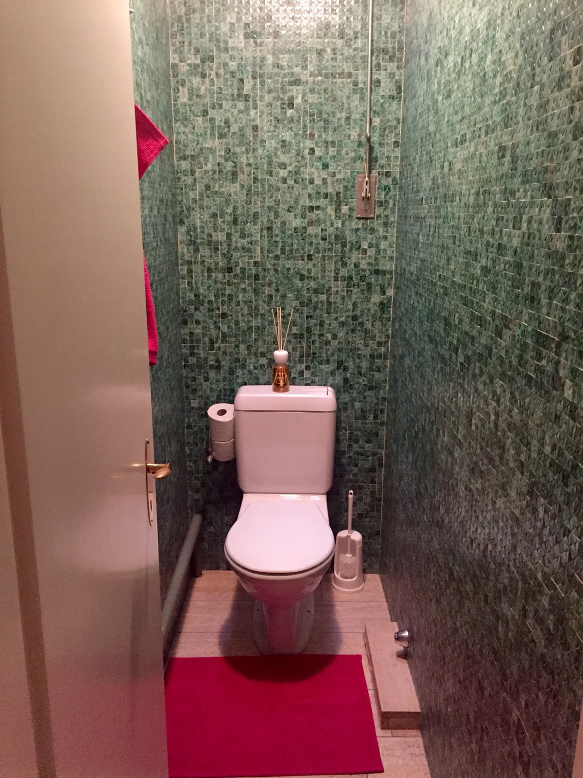 Separates WC – 6-Zimmer Wohnung im 2. OG (DG)